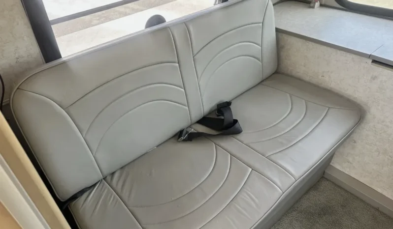
								2004 Winnebago Rialta full									