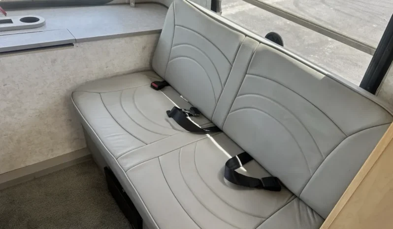 
								2004 Winnebago Rialta full									