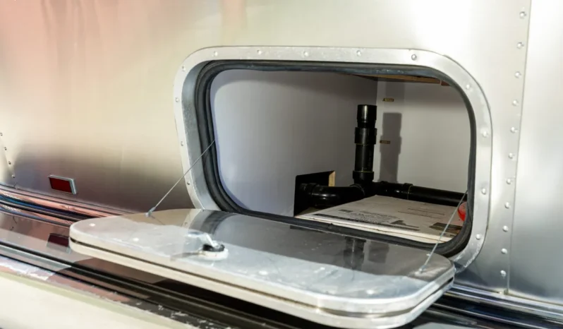 
								2010 Airstream 19CNB Victorinox Edition full									