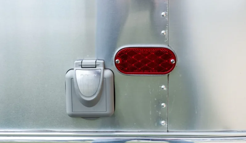 
								2010 Airstream 19CNB Victorinox Edition full									