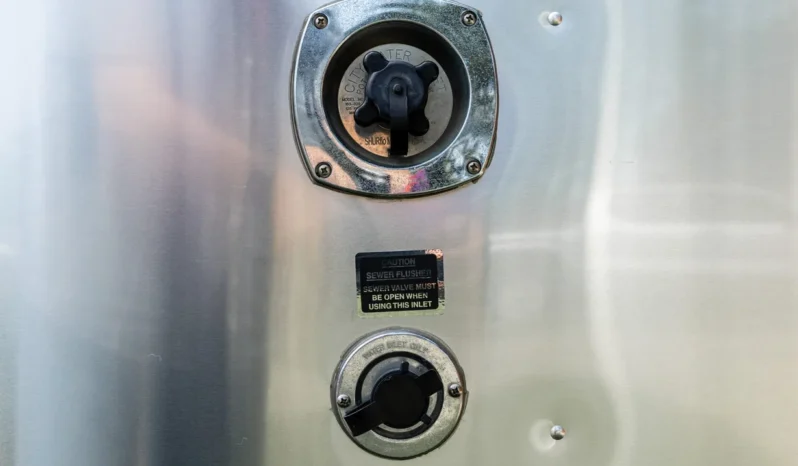 
								2010 Airstream 19CNB Victorinox Edition full									