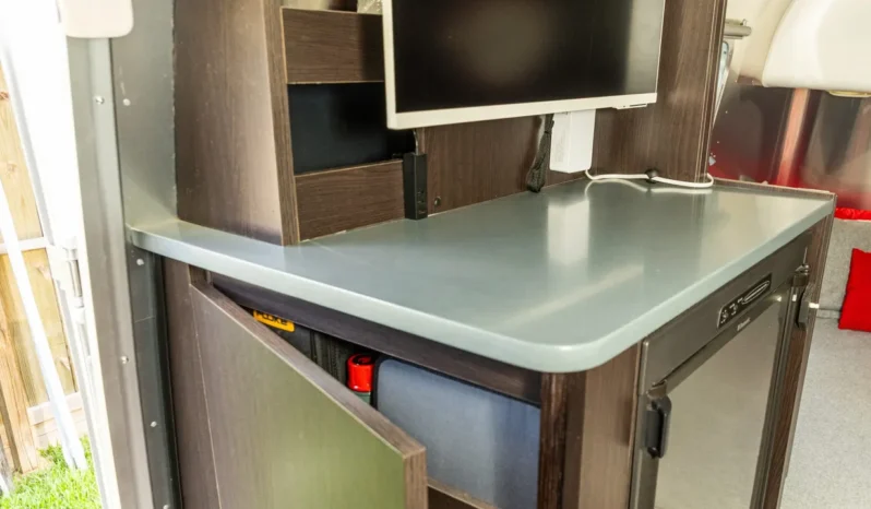 
								2010 Airstream 19CNB Victorinox Edition full									