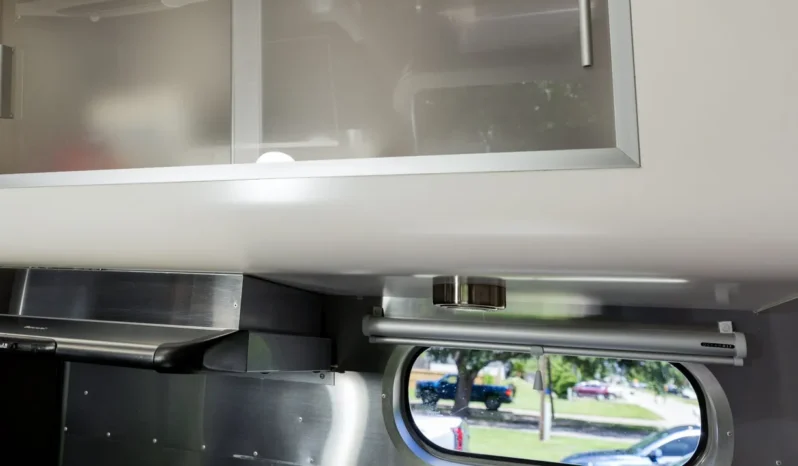 
								2010 Airstream 19CNB Victorinox Edition full									